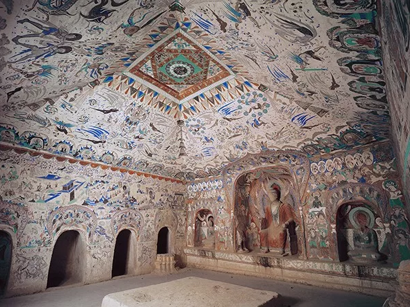 在莫高窟的石室中,"藻井"位于最中央的一部分,即洞窟的窟顶.