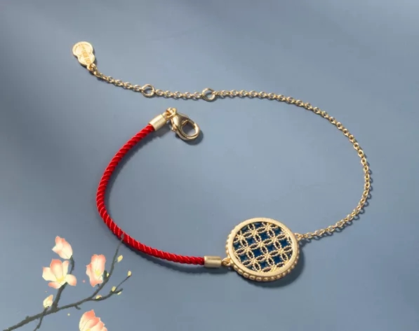 一半为红绳牵连,一半为银镀18k金牵连,侧面珠络规则排列,珠联璧合