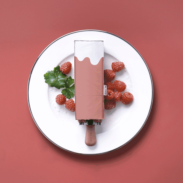 这把五折伞折叠后只有手掌般大小,长度和一只雪糕差不多,重量也只有