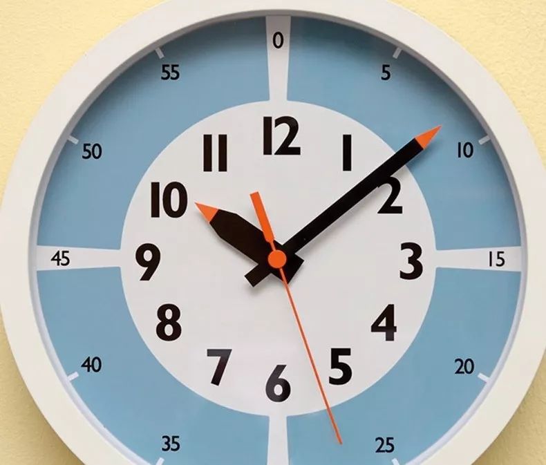 代表"时针"的是 1-12 的文字,代表"分针"的是 0~55 的文字,让小孩更