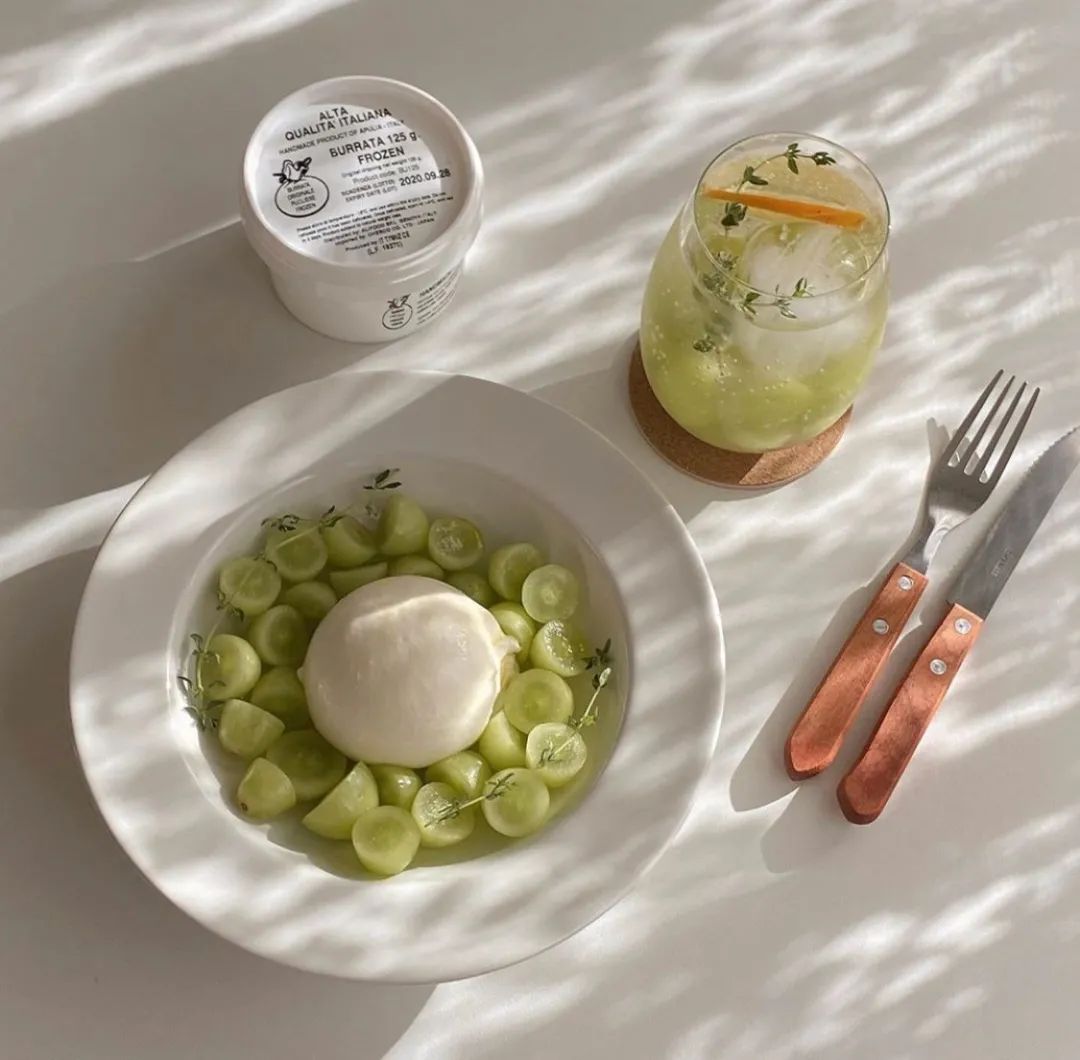 热量能传导至勺头边缘, 当冰淇淋刚从冷冻室里拿出来硬邦邦不好挖取时